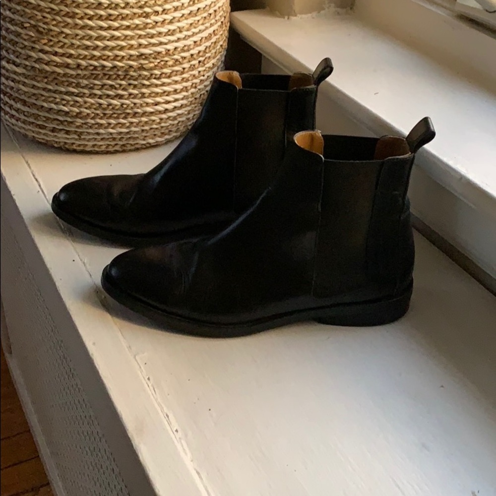 Everlane Black Chelsea Boot